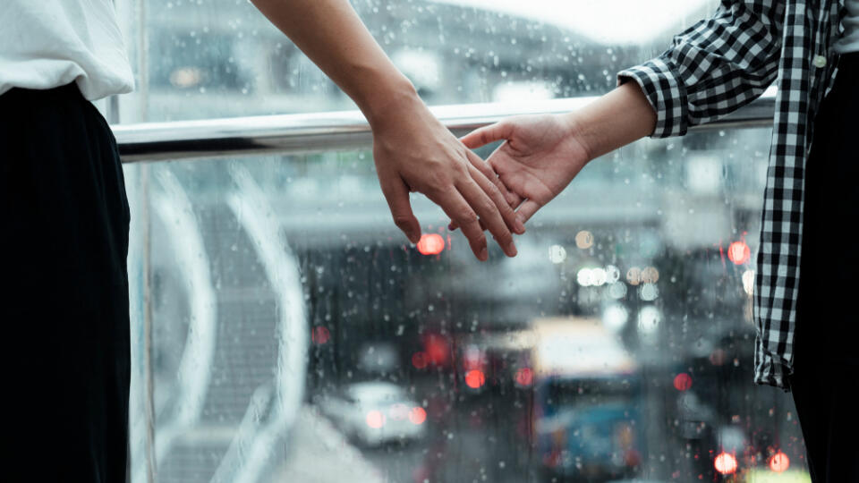 Close,Up,Shot,Of,Couple's,Hands,That,Holding,Tightly,With