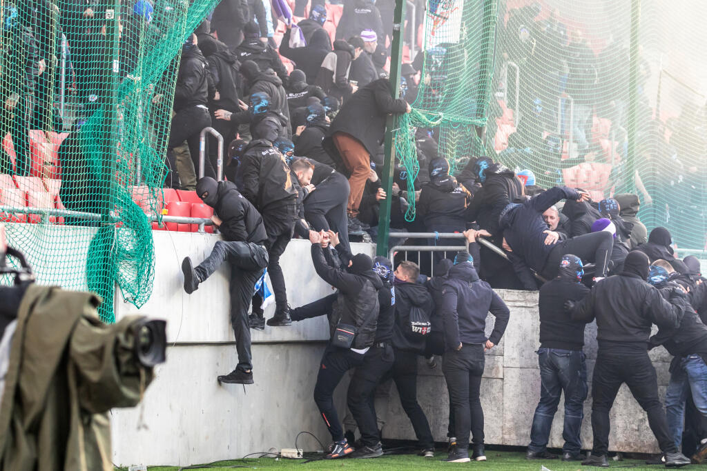 Na snímke je futbalový zápas medzi FC Spartak Trnava a ŠK Slovan Bratislava, ktorý sa skončil predčasne a fanúšikovia obidvoch táborov vnikli na hraciu plochu.