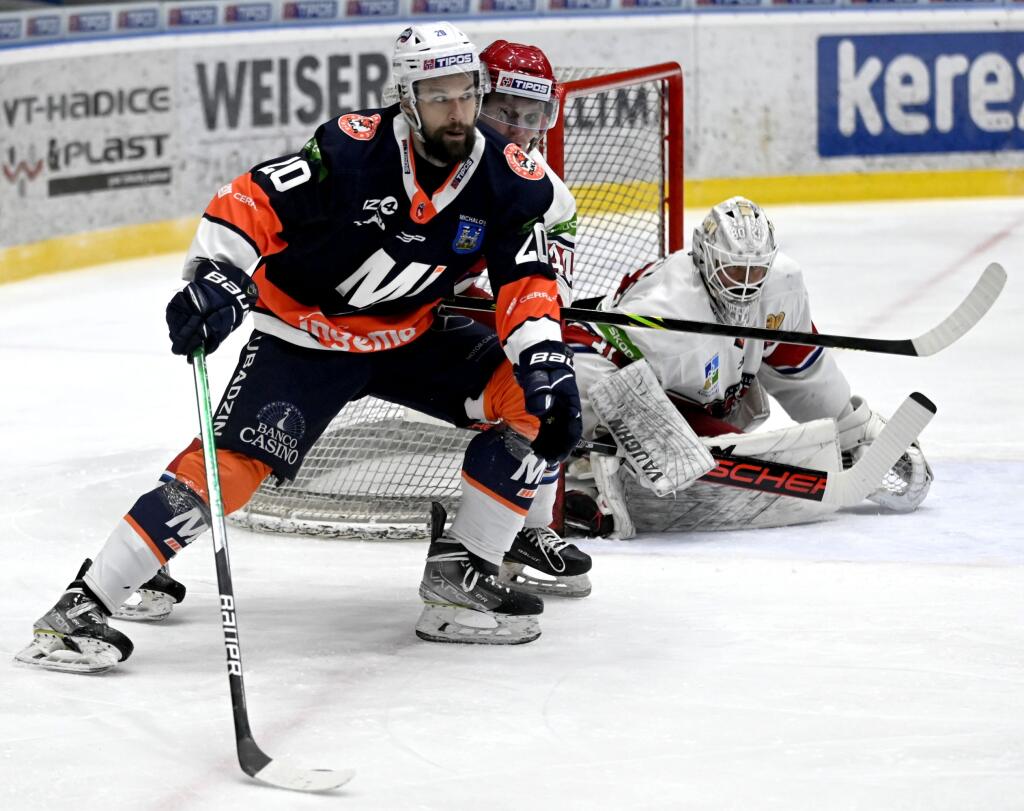 Na snímke zľava hráč HC Dukla Ingema Michalovce Peter Galamboš a hráči MhK 32 Liptovský Mikuláš Kirill Diakov a brankár Michal Valent v zápase 31. kola Tipos extraligy HK Dukla Ingema Michalovce – MhK 32 Liptovský Mikuláš v Michalovciach 20. januára 2023.