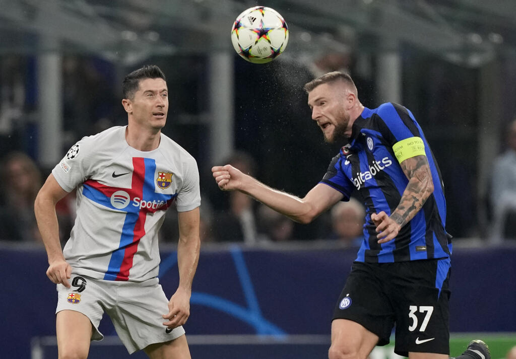 EBE 55 Miláno - Na snímke vpravo slovenský obranca Interu Milan Škriniar, vľavo poľský hráč Barcelony Robert Lewandowski v zápase C-skupiny 3. kola skupinovej fázy Ligy majstrov vo futbale Inter Miláno - FC Barcelona v Miláne 4. októbra 2022. FOTO TASR/AP
Inter Milan's Skriniar fights for the ball against Barcelona's Robert Lewandowski during the Champions League group C soccer match between Inter Milan and Barcelona at the San Siro stadium in Milan, Italy, Tuesday, Oct. 4, 2022. (AP Photo/Ant