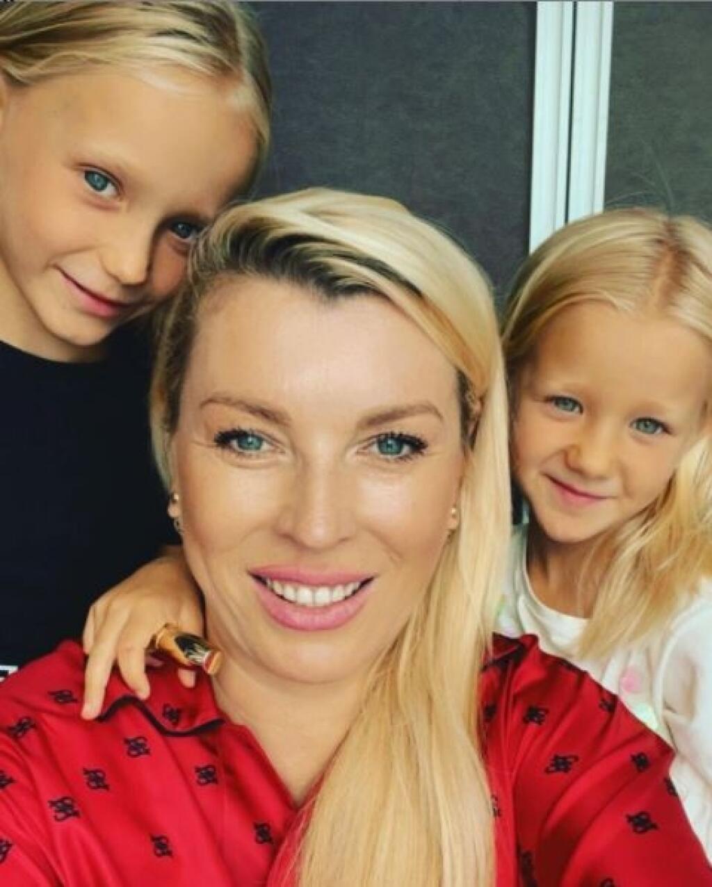 Gabika so svojimi krstniatkami.