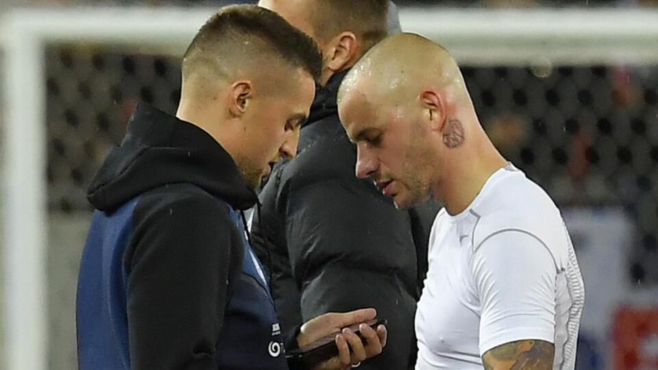 Na archívnej snímke hráči slovenskej futbalovej reprezentácie Róbert Mak a Vladimír Weiss ml.