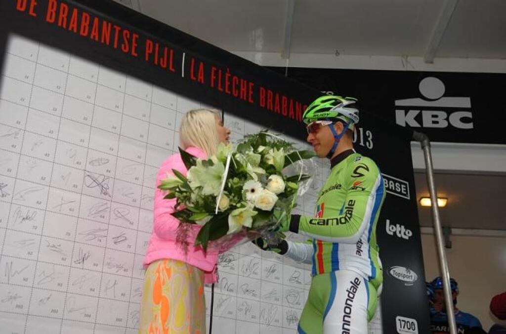 Sagan sa nakoniec Maji ospravedlnil aj s veľkou kyticou.