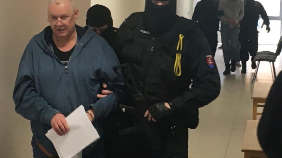 Lehela H. (vľavo) a jeho syna Tibora (vzadu v strede) priviezli vo štvrtok kukláči pred okresnú sudkyňu v Dunajskej Strede.