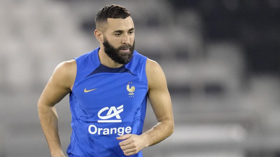 JB 29 Dauhá Archív - Na archívnej snímke z 19. novembra 2022 francúzsky hráč Karim Benzema beží počas tréningu na štadióne v katarskom meste Dauhá pred úvodným zápasom proti Austrálii na MS2022 vo futbale v utorok 22. novembra. Francúzsky futbalista Karim Benzema oznámil koniec reprezentačnej kariéry. Útočník Realu Madrid a súčasný držiteľ Zlatej lopty pre najlepšieho hráča sveta to v pondelok 19. decembra oznámil na sociálnej sieti. FOTO TASR/AP
France's Karim Benzema runs during a training se