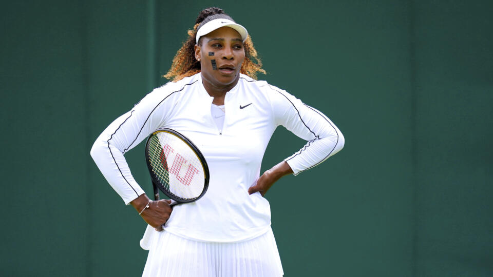 EBE 60 Londýn - Na snímkie americká tenistka Serena Williamsová už trénovala na Wimbledon priamo v dejisku grandslamového turnaja v sobotu 25. júna 2022. Bývalá svetová jednotka sa vráti na dvorce po ročnej pauze, keď nastúpi v pondelok proti Francúzke Harmony Tanovej. FOTO TASR/AP
Serena Williams of the US during a practice session ahead of the 2022 Wimbledon Championship at the All England Lawn Tennis and Croquet Club, Wimbledon, London, Saturday, June 25, 2022. (John Walton/PA via AP)