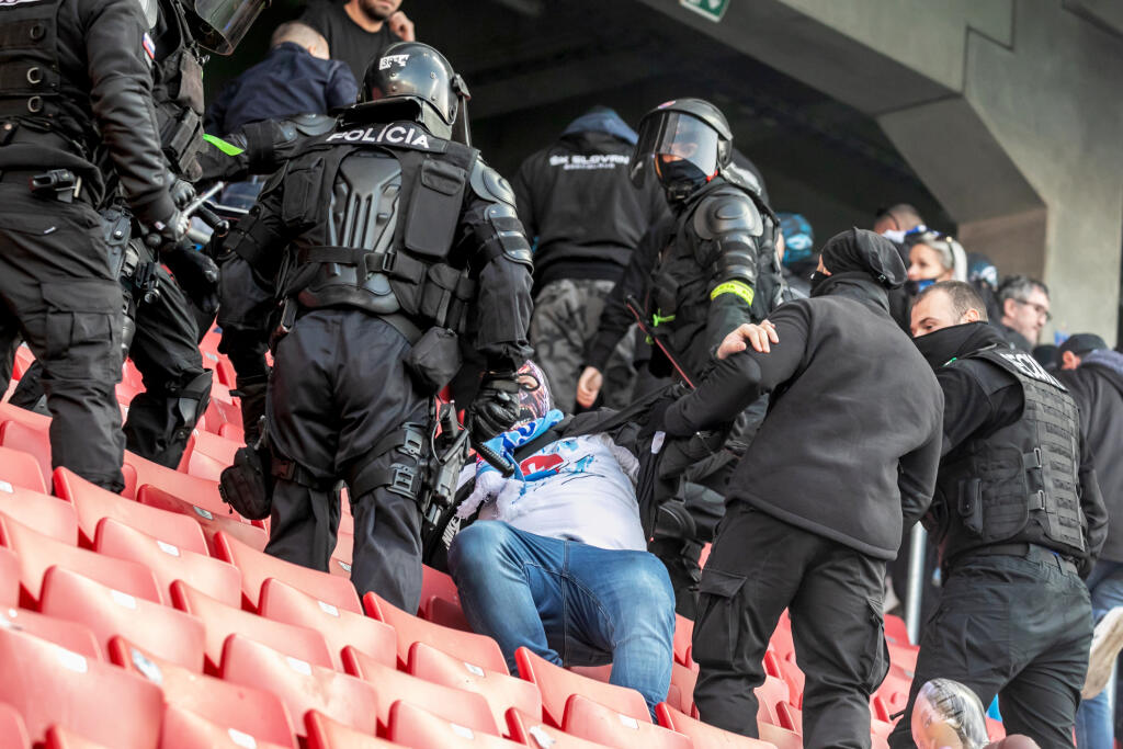 Zasiahnuť vtedy museli aj policajní kukláči, ktorí za použitia donucovacích prostriedkov vytlačili fanúšikov hostí zo štadióna.