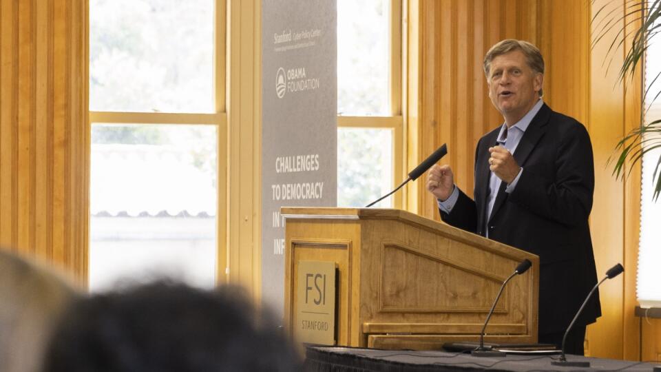 WA 22 archív Stanford - Na archívnej snímke z 21. apríla 2022 bývalý veľvyslanec USA v Rusku za vlády prezidenta Baracka Obamu, Michael McFaul, reční v kalifornskom Stanforde. McFaul vyzval v sobotu 7. mája 2022 diplomatov v Moskve, aby sa nezúčastnili na ruských oslavách Dňa víťazstva nad fašizmom v pondelok 9. mája. V sobotu večer o tom informoval portál britského denníka The Guardian. FOTO TASR/AP
Former U.S. Ambassador to Russia Michael McFaul speaks during the Challenges to Democracy in t
