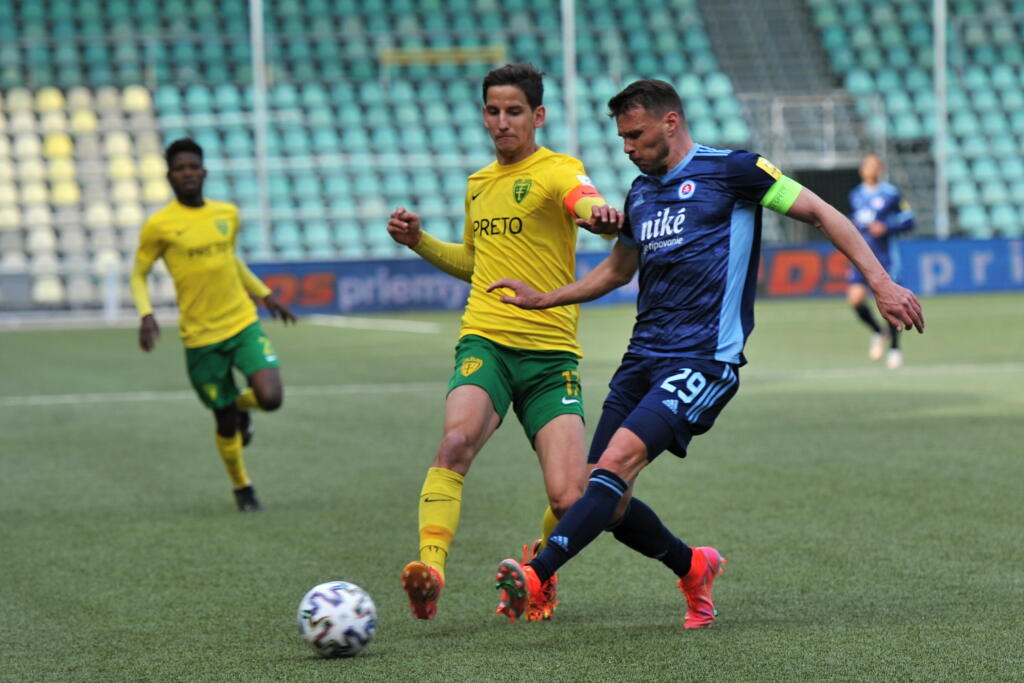 Na snímke zľava Jakub Paur (Žilina) a bulharský obranca Vasil Božikov (Slovan) v zápase 6. kola nadstavbovej časti futbalovej Fortuna ligy, skupiny o titul MŠK Žilina- ŠK Slovan Bratislava v Žiline 25. apríla 2021. FOTO TASR - Erika Ďurčová