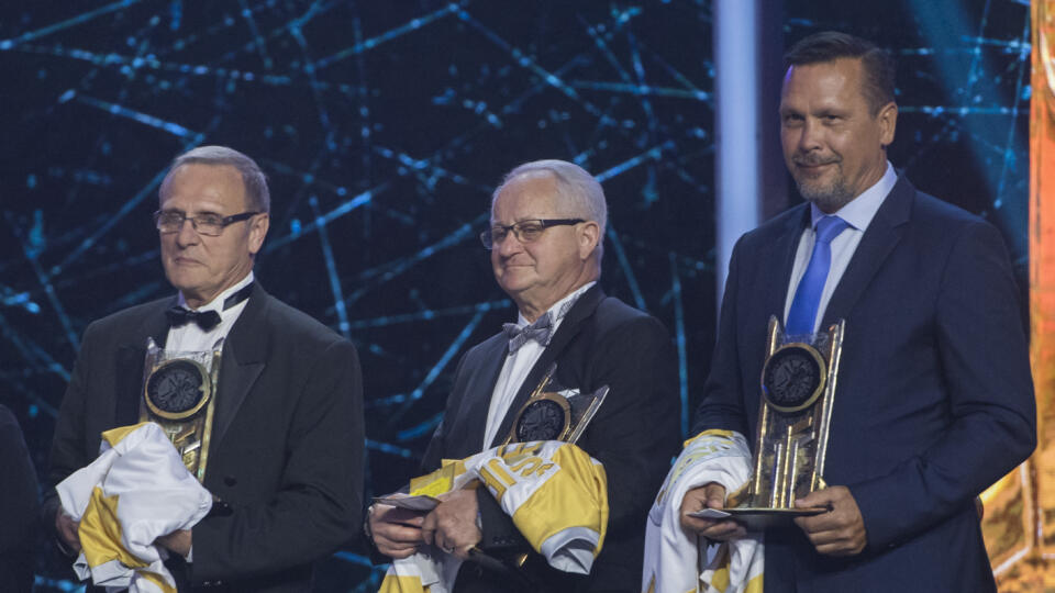 Počas slávnostného galavečera v budove Slovenskej filharmónie pri príležitosti osláv 90 rokov organizovaného hokeja na Slovensku rozšírili SSSH v kategórii tréner bývalí kormidelníci národného tímu Július Šupler a Ján Filc, v kategórii hráč Oto Haščák a v kategórii funkcionár kľúčová postava pri rozvoji ľadového hokeja na území SR Ferdinand Marek.