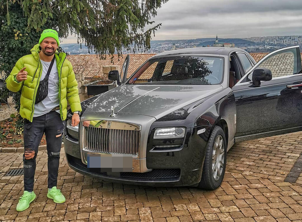 Attila Végh sa po zápase storočiasa vozí a Instagram zásobuje zábermi Rolls Royceom Ghost. Cena použitého a viac ako 10-ročného začína na 100-tisíc eurách.