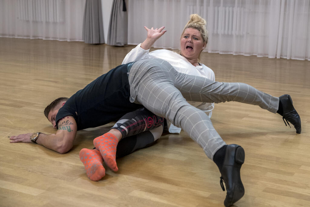 Na snimke komicka Eva Kramerova a tanecnik Lukas Hojdan pocas treningu v ramci tanecnej sutaze TV Markiza Lets Dance.