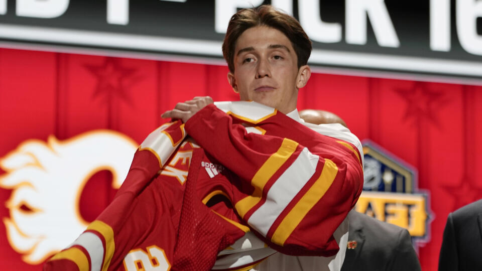 Samuel Honzek sa stal tohtoročnou draftovou dvojkou spod Tatier. v prvom kole zo 16. miesta po ňom siahlo Calgary Flames.