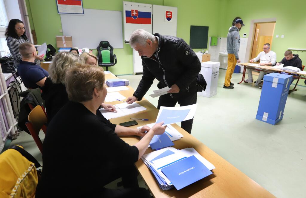 Na Slovensku sa v sobotu o siedmej hodine ráno začali historicky prvé spojené voľby do orgánov samosprávy obcí a do orgánov samosprávnych krajov. Na snímke členovia volič a členovia volebnej komisie vo volebnej miestnosti v Sliači v okrese Zvolen 29. októbra 2022. FOTO TASR - Ján Krošlák