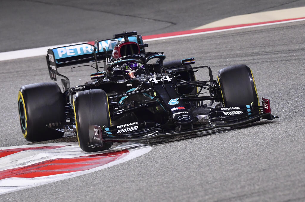 Lewis Hamilton sa dostal pod paľbu kritiky.