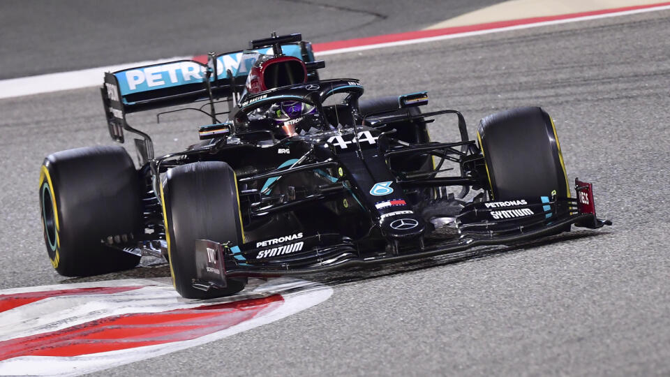 JB 67 Sachir - Britský jazdec F1 na Mercedese  Lewis Hamilton počas pretekov Veľkej ceny Bahrajnu formuly 1 na okruhu Sachir, v Sachire 29. novembra 2020. FOTO TASR/AP

Mercedes driver Lewis Hamilton of Britain during the Formula One Bahrain Grand Prix in Sakhir, Bahrain, Sunday, Nov. 29, 2020. (Giuseppe Cacace, Pool via AP)