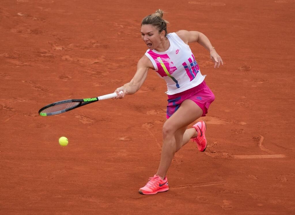 Simona Halepová z Rumunska naháňa loptičku a súperkám strach. Navyše sa obliekla do rovnakého úboru ako jej konkurentky, takže aj v tom im zrejme išla na nervy.