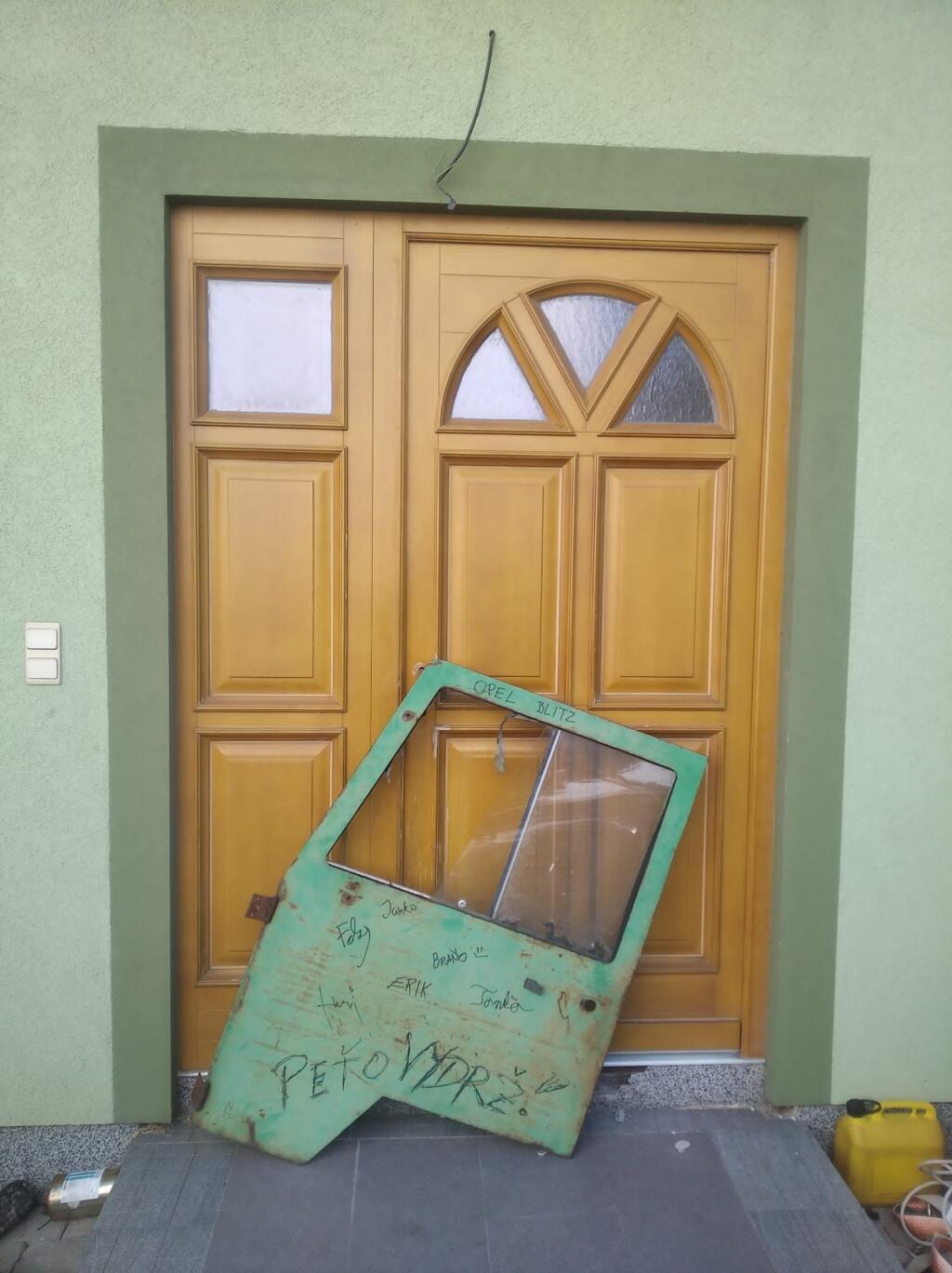 Petra čakali pred dcerami dvere od multikáry, na ktorých boli aj odkazy.