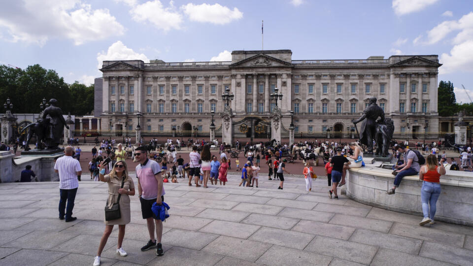 JB 32 Londýn - Pár si fotí selfie pred budovou Buckinghamského paláca v Londýne 5. júna 2021. FOTO TASR/AP
A couple take a self picture outside Buckingham Palace, in London, Saturday, June 5, 2021.(AP Photo/Alberto Pezzali)