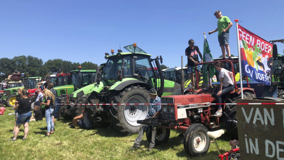 PK 13 Stroe - Holandskí farmári protestujú proti vládnemu plánu na zníženie emisií oxidov dusíka a amoniaku v holandskej obci Stroe 22. júna 2022. Tisíce farmárov sa dopravili na hromadný protest traktormi, ktorými jazdili po cestách a diaľniciach. FOTO TASR/AP
Dutch farmers protesting against the government’s plans to reduce emissions of nitrogen oxide and ammonia gather for a demonstration at Stroe, Netherlands, Wednesday, June 22, 2022. Thousands of farmers drove their tractors along road