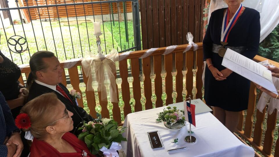 Zosobášiť manželom prišla do dvora Červeného kríža primátorka Prešova Andrea Turčanová.
