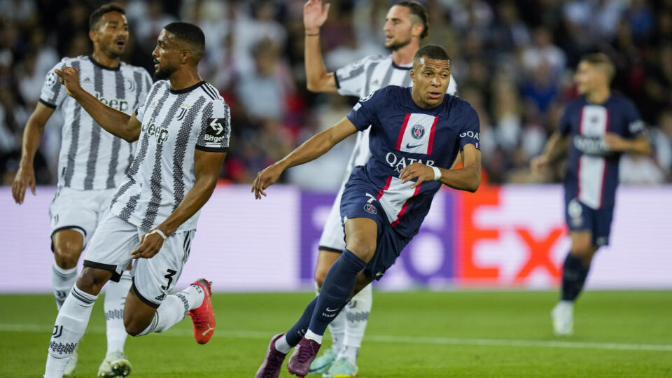 EBE 51 Paríž - Na snímke vpravo útočník PSG Kylian Mbappé oslavuje svoj druhý gól v zápase H-skupiny 1. kola skupinovej fázy Ligy majstrov vo futbale Paríž Saint-Germain - Juventus Turín v Paríži 6. septembra 2022. FOTO TASR/AP
PSG's Kylian Mbappe celebrates after scoring his second goal during the Champions League soccer match Group H against Juventus at the Parc des Princes stadium, in Paris, Tuesday, Sept. 6, 2022. (AP Photo/Thibault Camus)