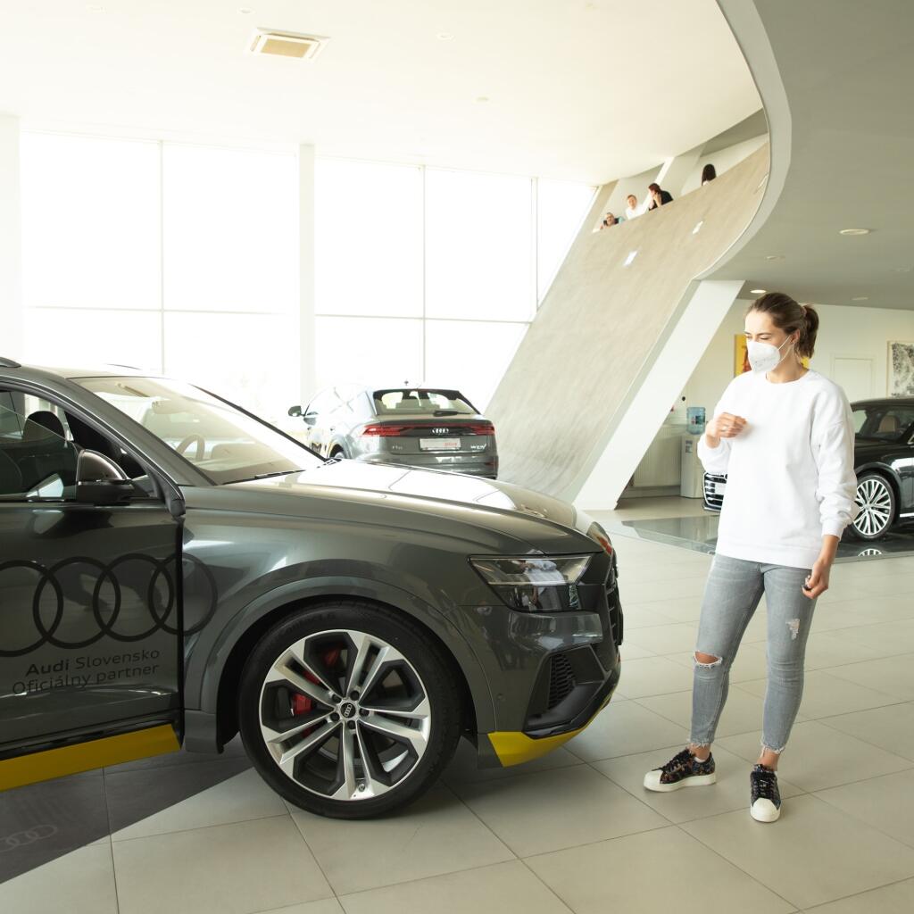 Slovenská lyžiarka je známa svojou láskou k rýchlym strojom. Rada jazdí na motorke a zdá sa, že aj autá sú jej vášňou. Jedno si zobrala domov od svojho sponzora, ktorým je automobilka Audi.