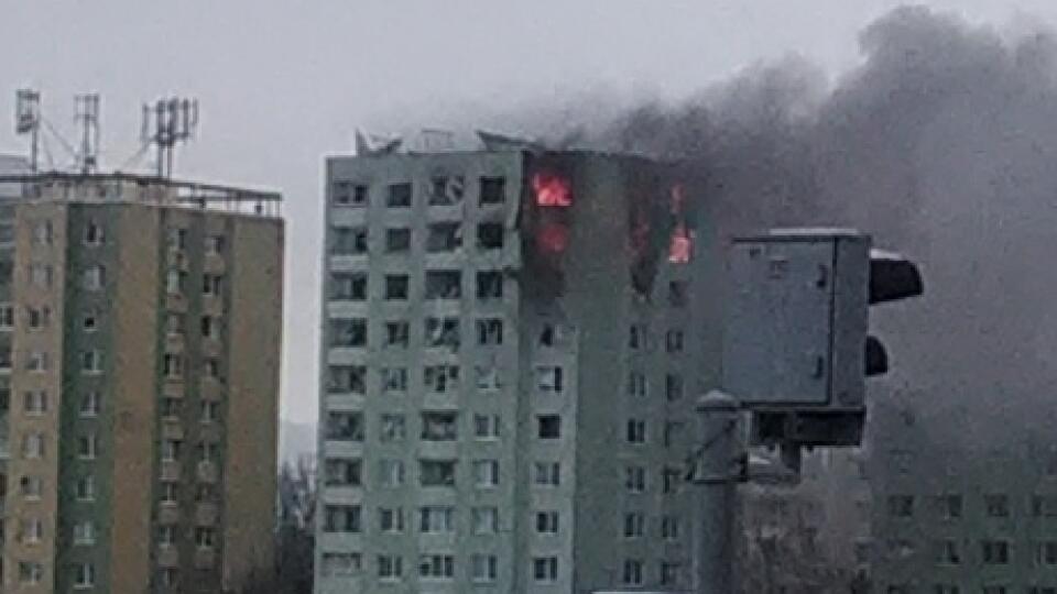 Výbuch plynu spôsobil rozsiahly požiar bytovky v Prešove.