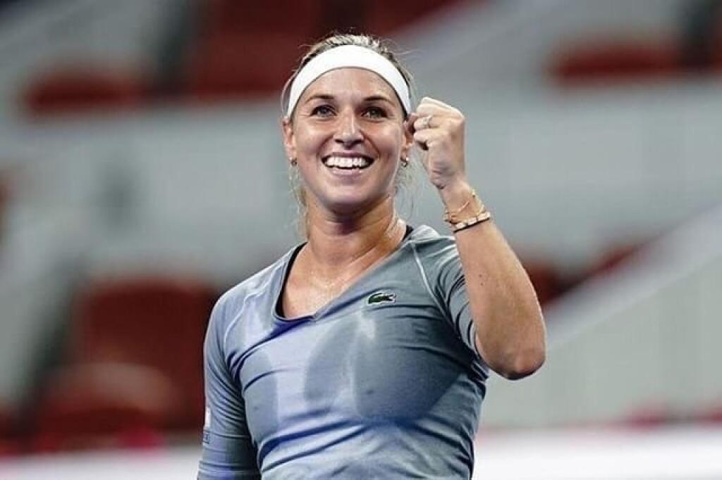 Slovenská tenistka Dominika Cibulková ide ako parný valec. Exceluje na turnaji WTA v Pekingu a v stredu vyhrala trojsetovú bitku, v ktorej sa jej podarilo postúpiť až do štvrťfinále cez deviatu nasadenú Američanku Sloane Stephensovú. Tam slovenská tenistka nastúpi proti rovnako nenasadenej Lotyške Anastasiji Sevastovovej. Duel sa začína v piatok po 8:30 nášho času.