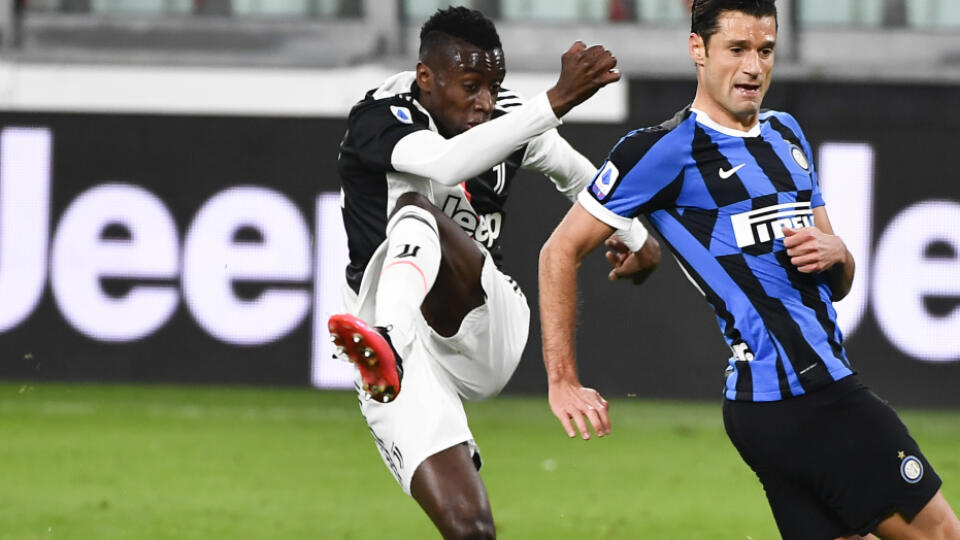 Na archívnej snímke z 8. marca 2020 futbalista Interu Miláno Antonio Candreva (vpravo) a hráč Juventusu Turín Blaise Matuidi (vľavo) počas zápasu talianskej Serie A, Juventus Turín - Inter Miláno v Turíne. Francúzsky futbalista Blaise Matuidi z Juventusu Turín mal pozitívny test na nový koronavírus. Stal sa druhým hráčom talianskeho klubu s ochorením COVID-19 po Danielem Ruganim. Juventus v utorok informoval, že Matuidi je v domácej izolácii a nemá príznaky. FOTO TASR/AP