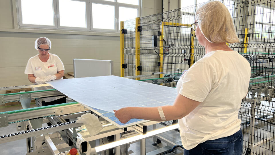 Fabriku na výrobu fotovoltických panelov otvorila v piatok 12. mája 2023 vo Vranove nad Topľou spoločnosť Agora Solar, a. s., a vstúpila tak do ostrej prevádzky. Aktuálne zamestnáva 16 ľudí, ich počet by sa mal zvýšiť na 50. Na snímke zamestnankyne Terézia Lukáčová (chrbtom) a Michaela Bidleňová vo fabrike na výrobu fotovoltických panelov. FOTO TASR - Maroš Černý