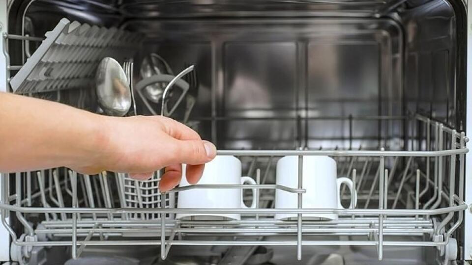 Посудомойка плохо отмывает. Посуда Home Dishwasher safe Microwaveable. Не отмывает посуду посудомоечная машина. Кастрюля в посудомоечной машине. Изобретения посудомоечной машинки.