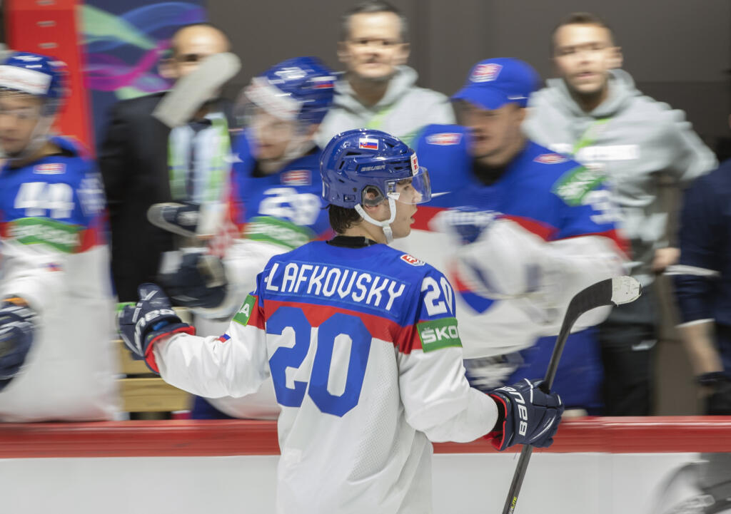 Na snímke Juraj Slafkovský (Slovensko) sa raduje z gólu zo samostnatného nájazdu v zápase základnej A-skupiny Kazachstan - Slovensko na 85. majstrovstvách sveta v ľadovom hokeji 20. mája 2022 v Helsinkách.