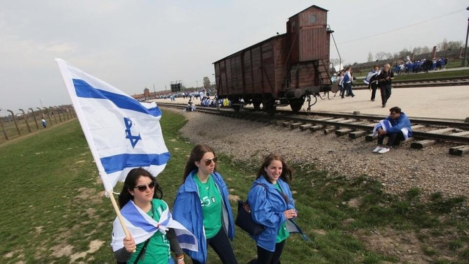 Účastníci pochodu z Izraelskou vlajkou počas Pochodu živých v bývalom koncentračnom tábore Auschwitz-Birkenau v poľskom Oswienčime.