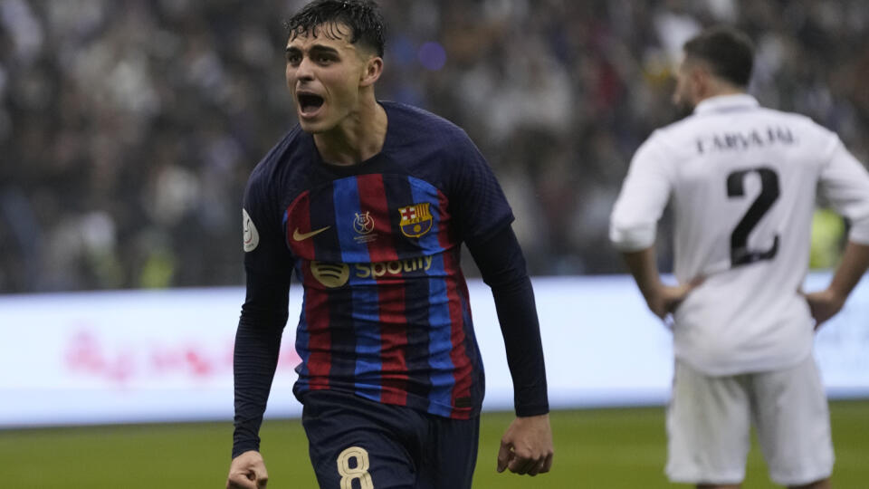WA 87 Rijád - Futbalista Barcelony Pedri sa teší po strelení gólu vo finále španielskeho Superpohára FC Barcelona - Real Madrid v Rijáde v nedeľu 15. januára 2023. FOTO TASR/AP
Barcelona's Pedri celebrates after he scored during the final of the Spanish Super Cup between Barcelona and Real Madrid in Riyadh, Saudi Arabia, Sunday, Jan. 16, 2023. (AP Photo/Hussein Malla)