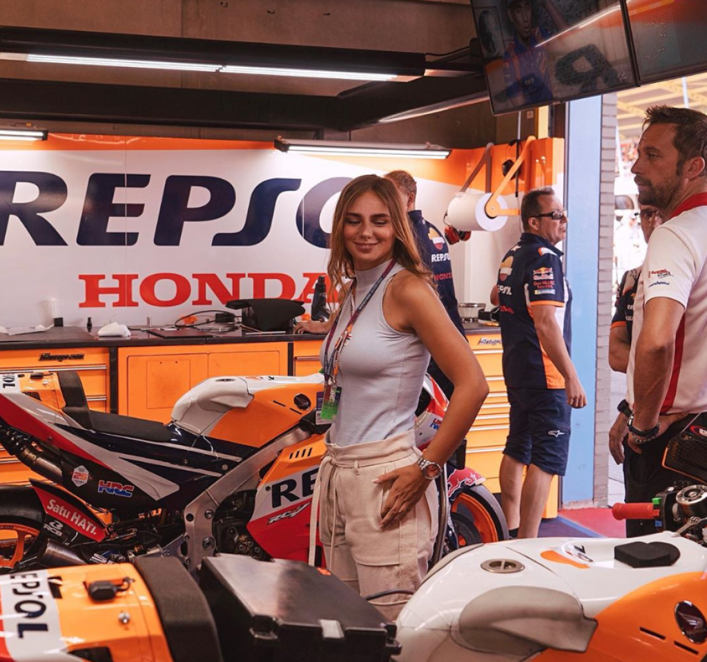 Kráska miluje aj rýchle stroje. Takto si prezerala motorky tímu Repsol Honda počas pretekov MotoGP v holandskom Assene.