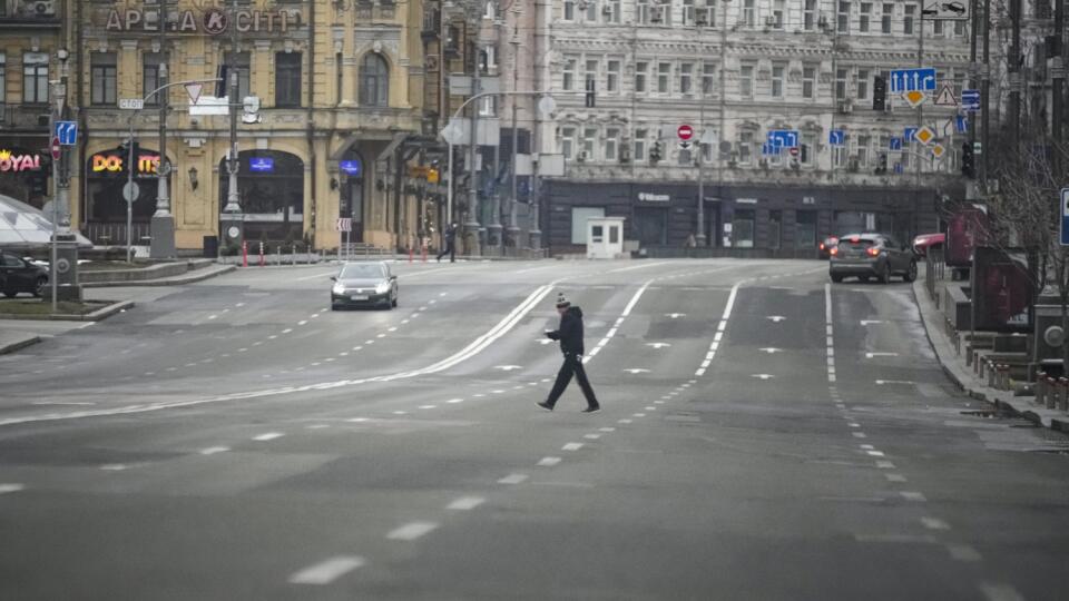JB 18 Kyjev - Muž prechádza cez prázdnu ulicu počas poplachu leteckého útoku v Kyjeve 1. marca 2022. Pri leteckom útoku, ktorý zrejme uskutočnila ruská armáda, bola v utorok zasiahnutá hlavná televízna veža v Kyjeve, čím sa prerušilo vysielanie niektorých ukrajinských štátnych médií. TASR správu prevzala od agentúry AFP, ktorá uvádza, že štruktúra veže ostala neporušená. FOTO TASR/AP
A man crosses a deserted boulevard during an air raid alarm, in Kyiv, Ukraine, Tuesday, March 1, 2022. Russian s