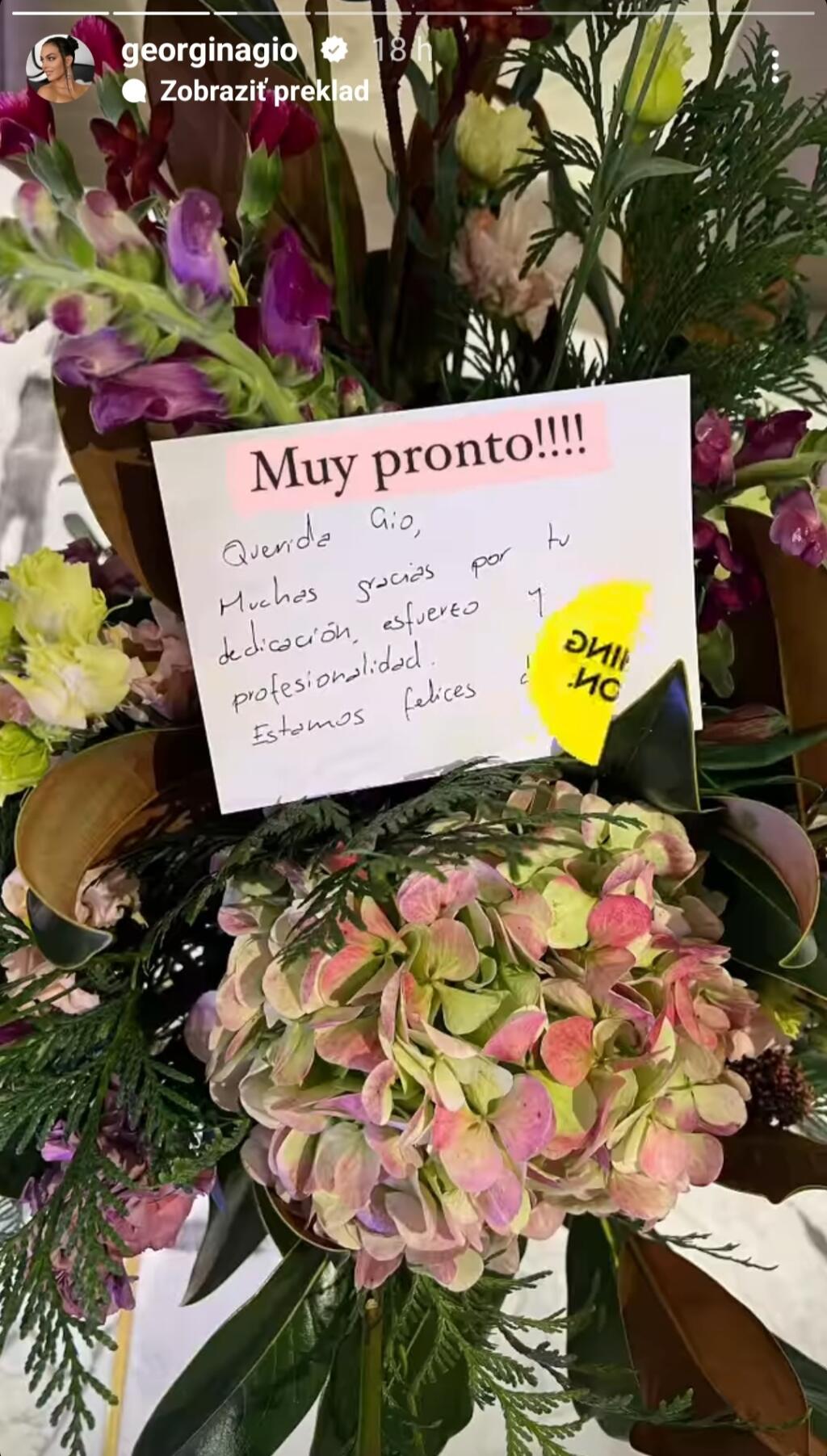 Domov ale zrejme od milého dostala aj obrovskú kyticu kvetov s popisom:
