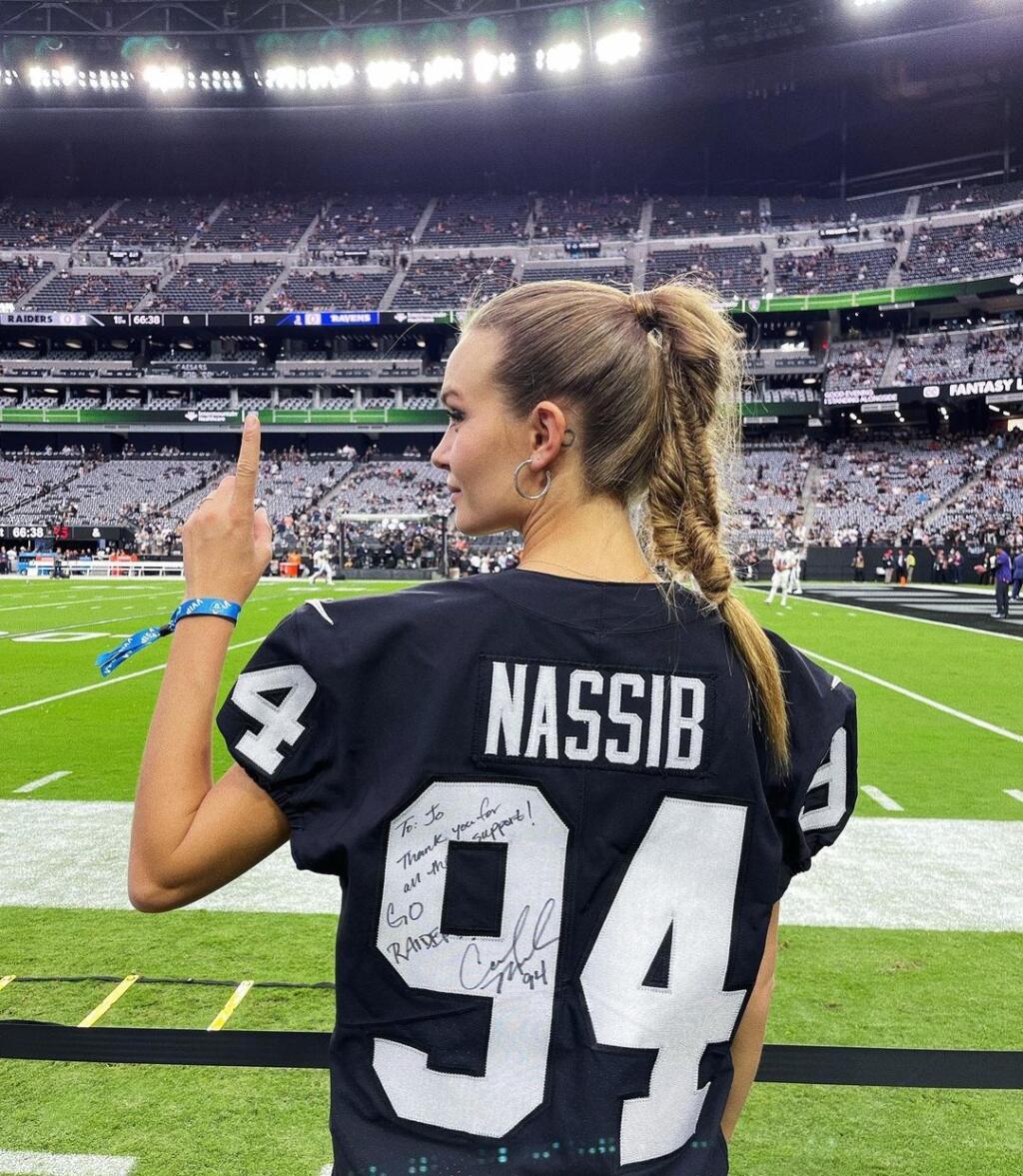 Josephine Skriver rada provokuje vo farbách a s logom tímu Raiders.