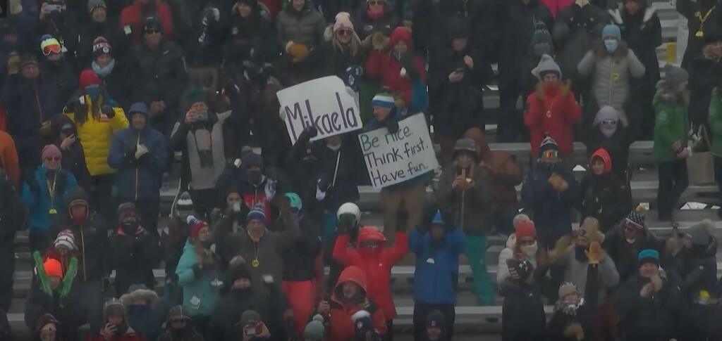 Bezprostredne po dojazde do cieľa 2. kola sa Shiffrinová pobrala za domácimi fanúšikmi a vyhecovala ich k mohutnému skandovaniu. To slovenská lyžiarka Petra Vlhová určite počula až na štarte.