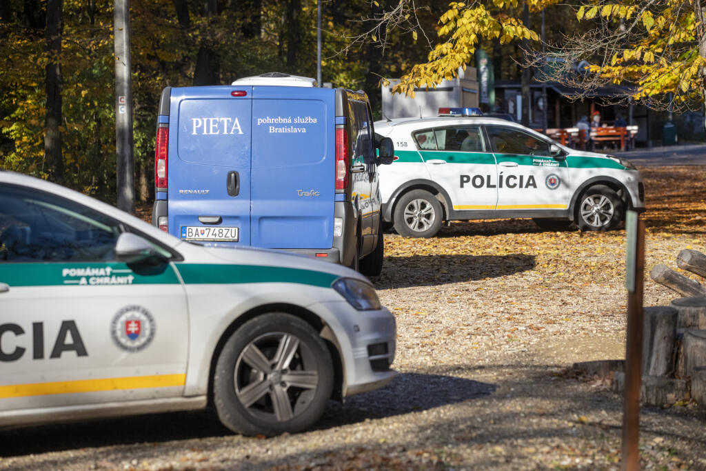 Na snímke hasiči a policajti vynášajú telo tragicky zosnulého hokejistu Dušana Pašek.