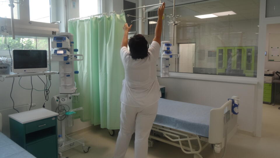 Judita Mlynáriková hlavná sestra so špecializáciou. Ukazuje vybavenie miestnosti s monitorovanými lôžkami. Tie je možné podľa potreby oddeliť závesom.