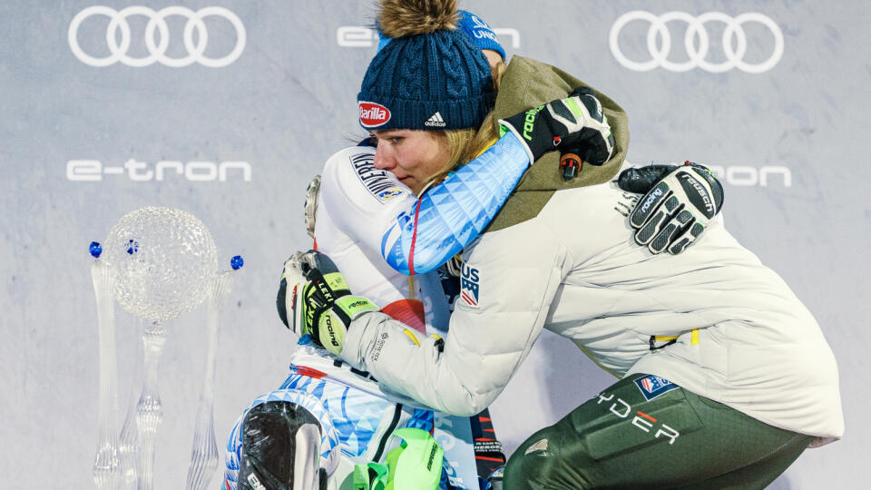 Na snímke Petra Vlhová a Mikaela Shiffrin v cieli druhého kola slalomu Svetového pohára v alpskom lyžovaní žien v rakúskom Flachau.
