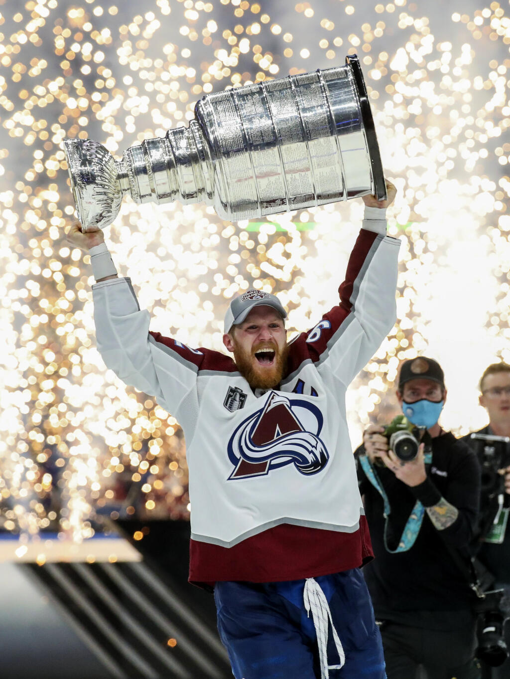 PK 5 Tampa - Na snímke švédsky hráč Colorada Avalanche Gabriel Landeskog dvíha nad hlavu pohárovú trofej po víťazstve v šiestom zápase finále NHL Tampa Bay Lightning - Colorado Avalanche v Tampe 26. júna 2022. Hokejisti Colorada Avalanche získali tretíkrát v histórii Stanleyho pohár. V šiestom dueli finále play off NHL zvíťazili v noci na pondelok na ľade Tampy Bay Lightning 2:1 a v celej sérii triumfovali 4:2 na zápasy.