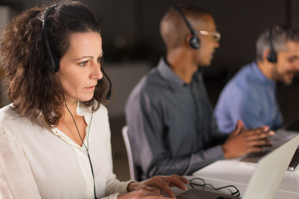 Focused,Mature,Call,Center,Operator,Looking,At,Laptop,Screen.,Serious