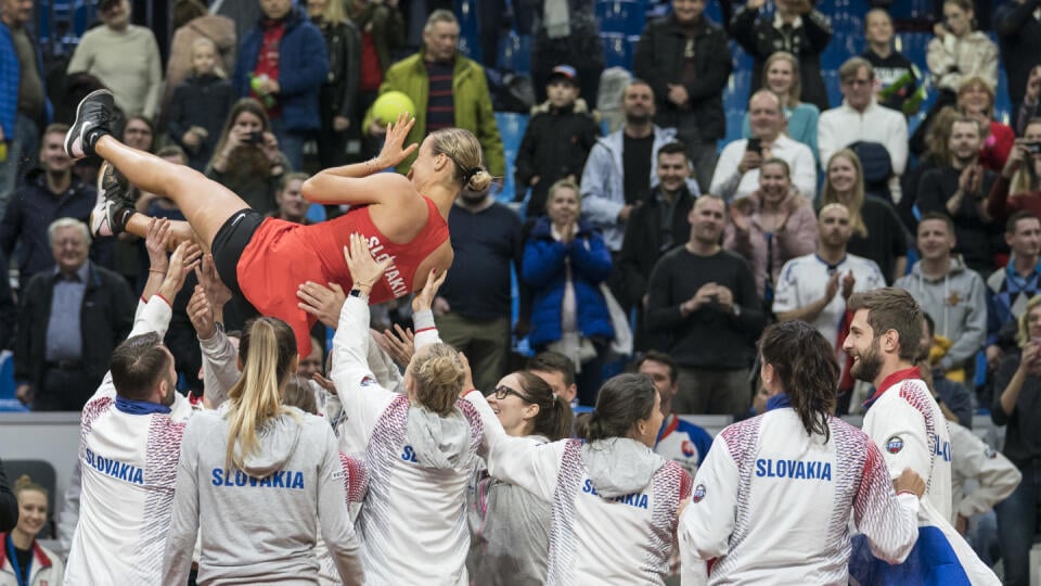 Na snímke radosť slovenského fedcupového tímu po výhre v druhej dvojhre druhého hracieho dňa kvalifikačného duelu o postup na finálový turnaj Pohára federácie Slovensko - Veľká Británia, v ktorom Anna Karolína Schmiedlová zdolala Britku Harriet Dartovú a získala pre Slovensko rozhodujúci tretí bod v Bratislave 8. februára 2020. Slovenské tenistky zdolali Veľkú Britániu 3:1 a prebojovali sa na finálový turnaj Pohára federácie v Budapešti. ktorý sa bude hrať 14. až 19. apríla. FOTO TASR - Martin B