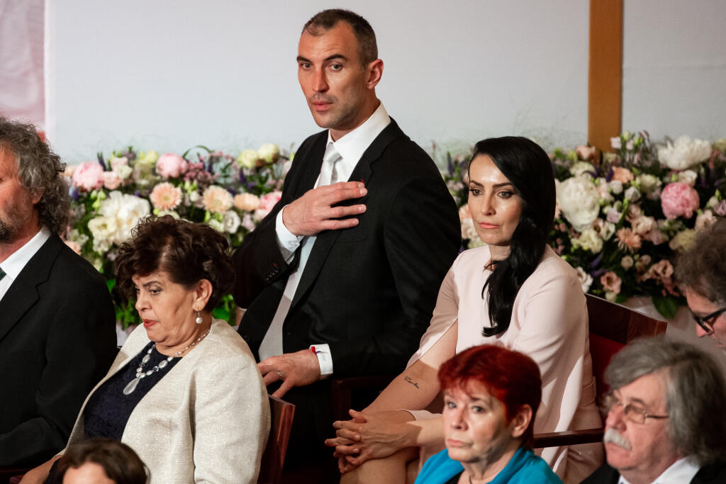 V spoločnosti Zdena Cháru nedávno prevzala štátne vyznamenanie udelené jej zosnulému manželovi.