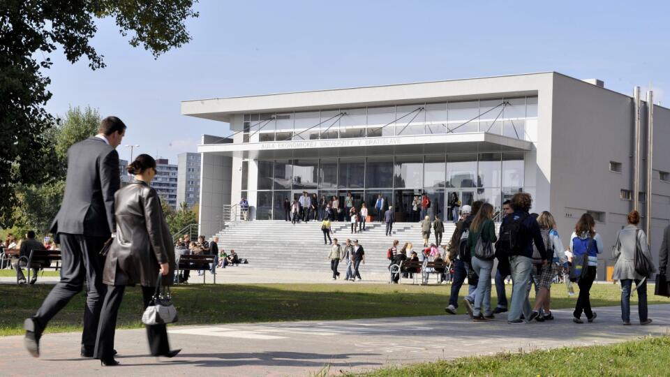 bratislavská vysoká škola Ekonomická univerzita EU ve¾kokapacitná moderná aula otvorenie budova exteriér akademický rok 2008/2009 otvorenie vysokoškoláci študenti ekonómovia