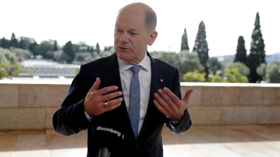 WA 23 Lisabon - Nemecký minister financií Olaf Scholz odpovedá na otázky novinárov počas príchodu na dvojdňové zasadnutie ministrov financií eurozóny v Lisabone v piatok 21. mája 2021. FOTO TASR/AP
German Finance Minister Olaf Scholz speaks with the media as he arrives for a meeting of EU finance ministers in Lisbon, Friday, May 21, 2021. (AP Photo/Armando Franca)