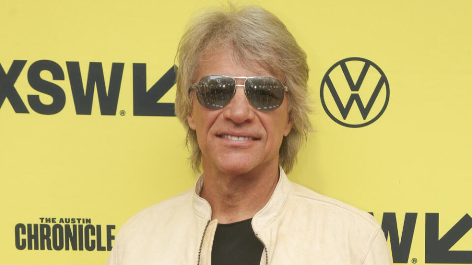 Na snímke americký hudobník Jon Bon Jovi prichádza na svetovú premiéru filmu Thank You, Good Night, The Bon Jovi Story (Ďakujem, dobrú noc, príbeh Bon Jovi) do divadla Paramount počas filmového festivalu South by Southwest vo štvrtok 14. marca 2024 v Austine v Texase.